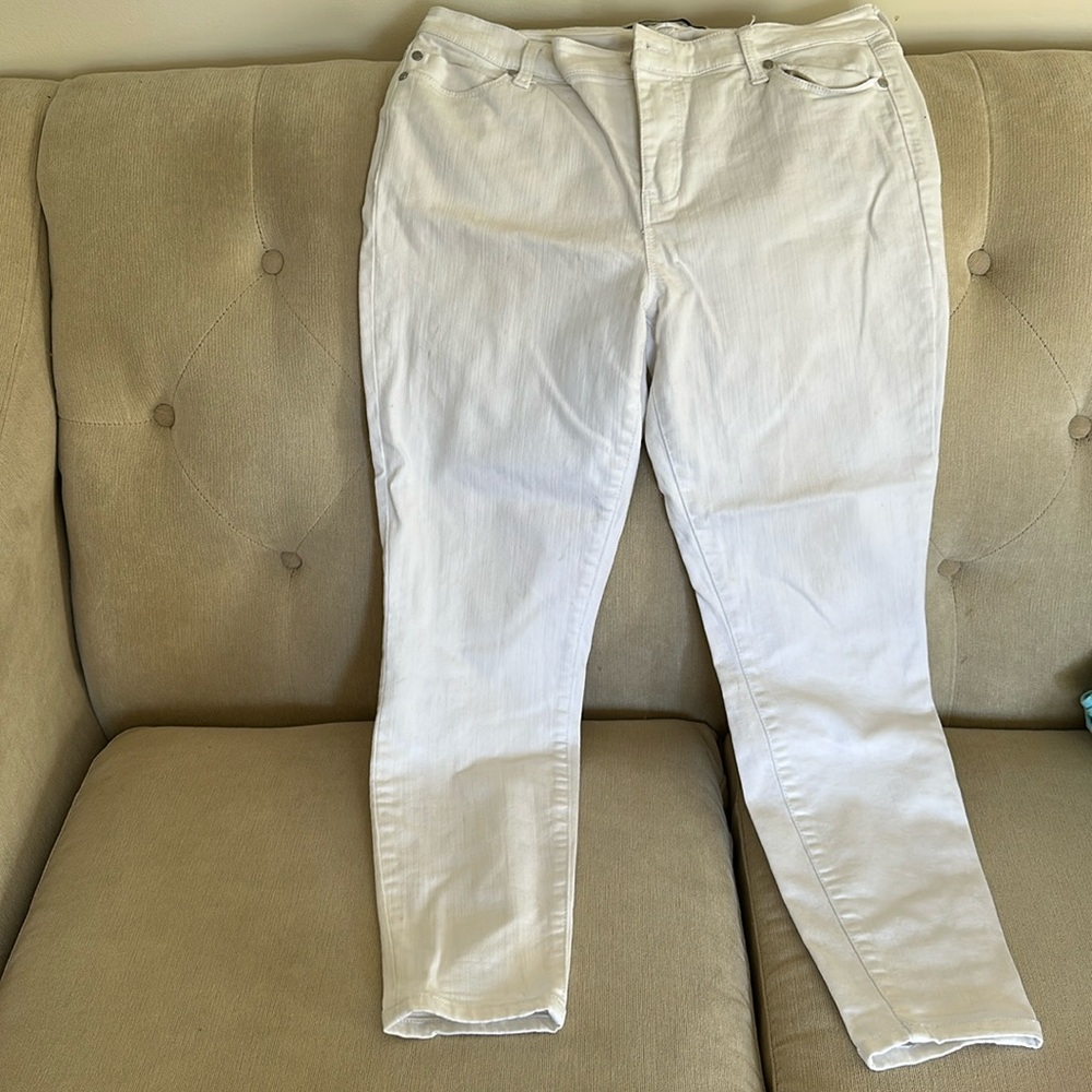 White, skinny leg jeans by Liverpool. Ankle length.